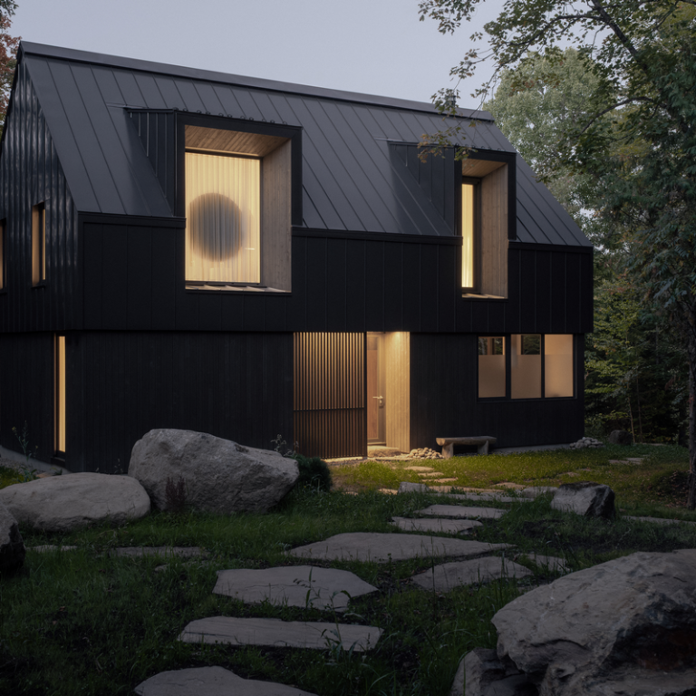 Chalet Moraine : une architecture enracin&eacute;e dans le paysage et la m&eacute;moire des Laurentides