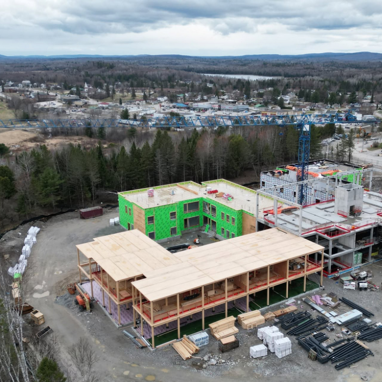Le bois au c&oelig;ur de la maison des a&icirc;n&eacute;s de Maniwaki